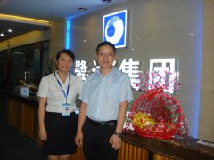 鹭达眼镜工会主席对仓库叶主管烫伤的儿子表示