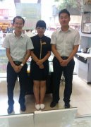 鹭达眼镜营运总监郑磊看望腿部受伤员工谢仕洁