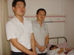 鹭达眼镜公司领导看望喜得千金的中山店店长翁