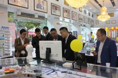 《眼镜世界》考察团莅临鹭达眼镜参观指导工作