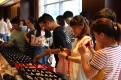 适逢母亲节，鹭达眼镜送老花