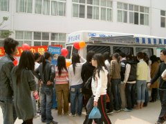 鹭达眼镜视力诊察车走进兴才学院免费为师生服