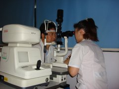 陕西省副省长慕名到鹭达验配眼镜[2008-9-8]