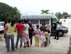 鹭达眼镜与致公党青工委为孤儿院的孩子们送去