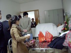  公司领导与社区居委会领导到医院探望受伤员工