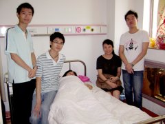 鹭达员工喜得贵子，工会领导到医院探望！[201