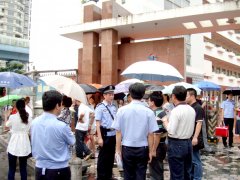 张董与区人大代表一起视察校园安全工作[2010-6