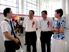 创业推介会上黄菱副市长莅临我展位视察指导工