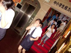 总部员工参加消防逃生演练[2010-8-21]