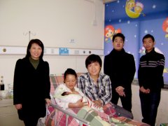 鹭达员工胡琼喜得千金，公司领导到医院探望！