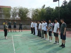  鹭达眼镜自建保卫队，员工接受专业体能训练！