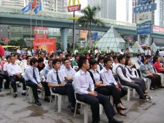  鹭达眼镜世贸店店长张敏被评为梧村商圈十佳店