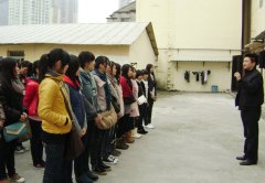 龙岩卫校2011级眼视光专业同学前来鹭达眼镜学习