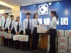  鹭达眼镜工会发放关爱服务箱[2012-4-13]