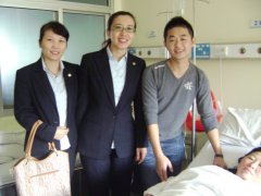 鹭达眼镜工会领导看望生病住院的员工家属[201