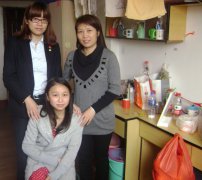 鹭达眼镜工会主席、营运部经理看望烫伤员工黄