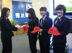 鹭达眼镜员工搭乘思明区工会免费春节返乡巴士