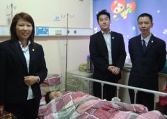 鹭达眼镜工会领导看望喜得千金的采购部经理王亚娟