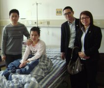 鹭达眼镜工会主席、财务经理看望仓库主管叶丽