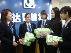 鹭达眼镜工会主席曹开兰发放三八妇女节礼品[