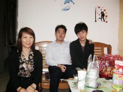  鹭达眼镜工会领导看望扁桃体手术后首席店长欧