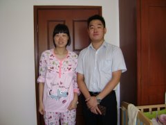 鹭达眼镜营运总监郑磊看望喜得贵子的员工