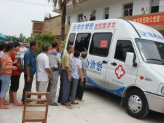  鹭达眼镜为霄垄村居民免费验光配镜[2013-7-23]