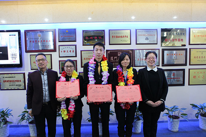 鹭达眼镜为2016年度评优人员及老员工颁奖