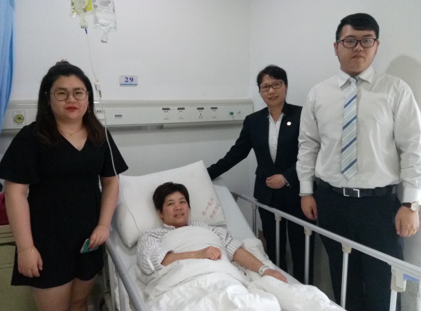 鹭达眼镜领导看望慰问员工家属