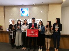 鹭达眼镜工会主席为职工送上生日祝福和礼券