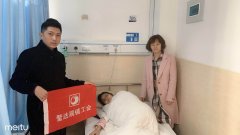 鹭达眼镜工会主席王亚娟看望生病员工