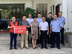 公司董事长张和辉为一线执法工作者捐赠防暑降温物资